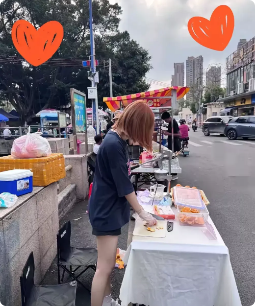 广东，有一名女子失业之后，听朋友说到街头摆摊卖果汁很挣钱，所以就花了1000多块