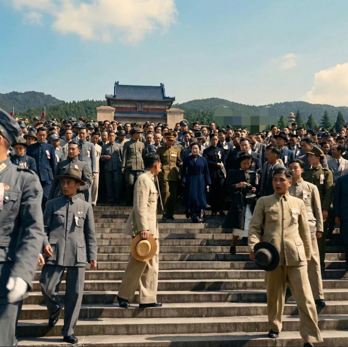 老照片：1946年国府还都以后，蒋介石和宋美龄在中山陵被众人簇拥时的留影。老