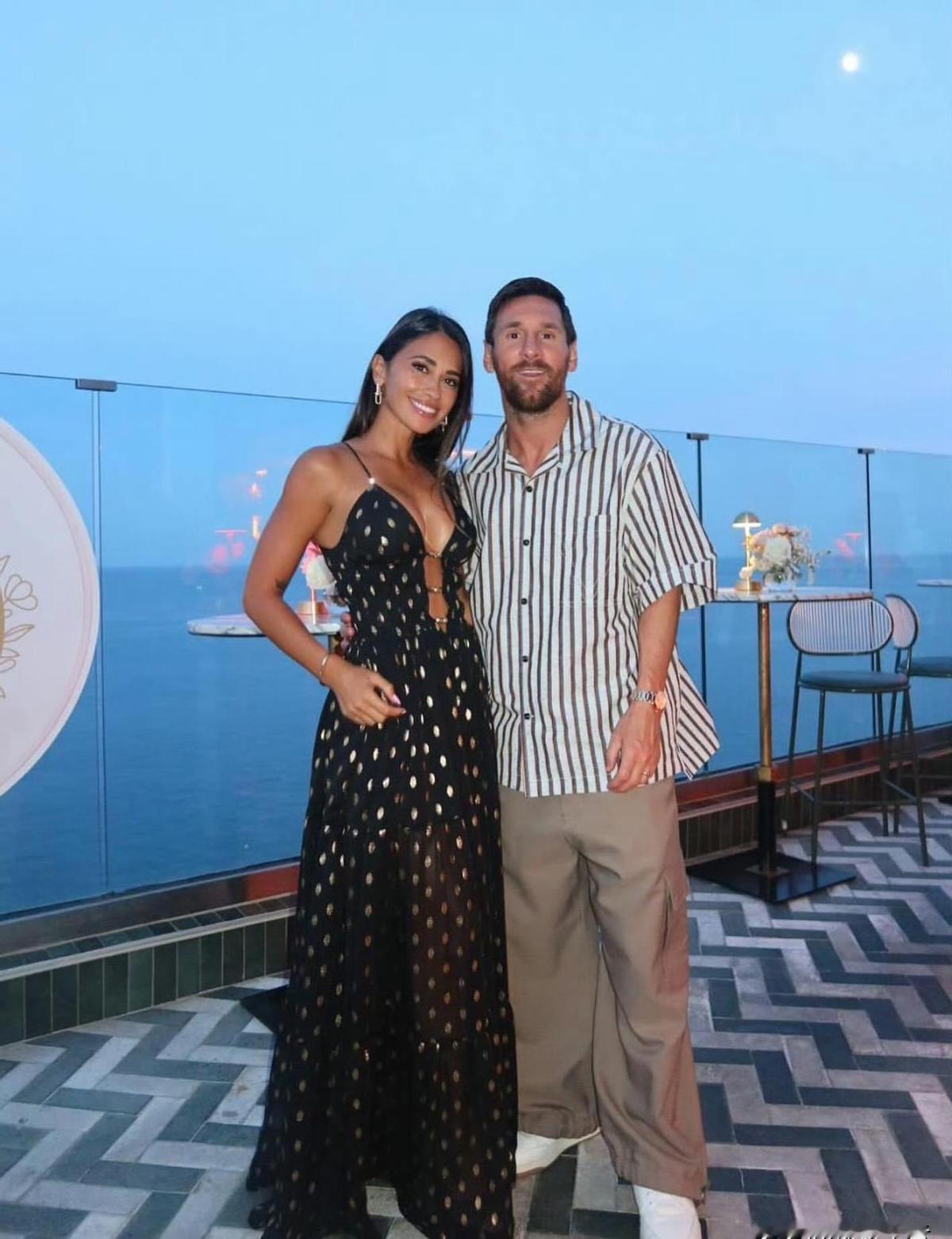 梅西晒老婆，点赞比进球还快。安妞一发全家福，五百万赞秒光。小法媳妇底下夸：“