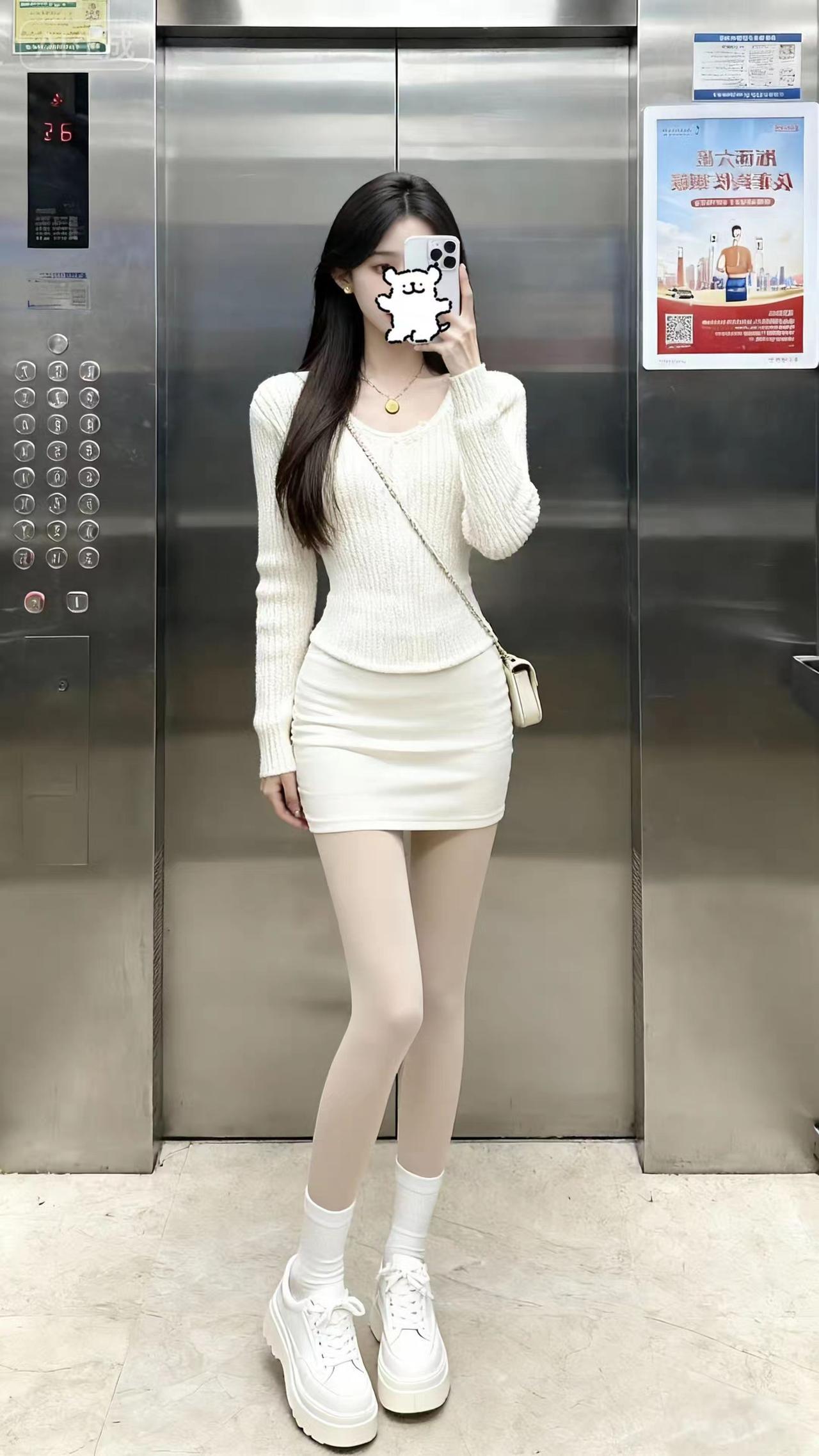 一身白的搭配，简单却很出片！针织的温柔和厚底鞋的酷飒，你们猜我这是去约会还是上班