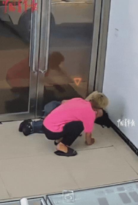 “解释不清了！”辽宁，一对情侣打闹玩，女生突然踢男生一脚，不料，男生转身就掐住女