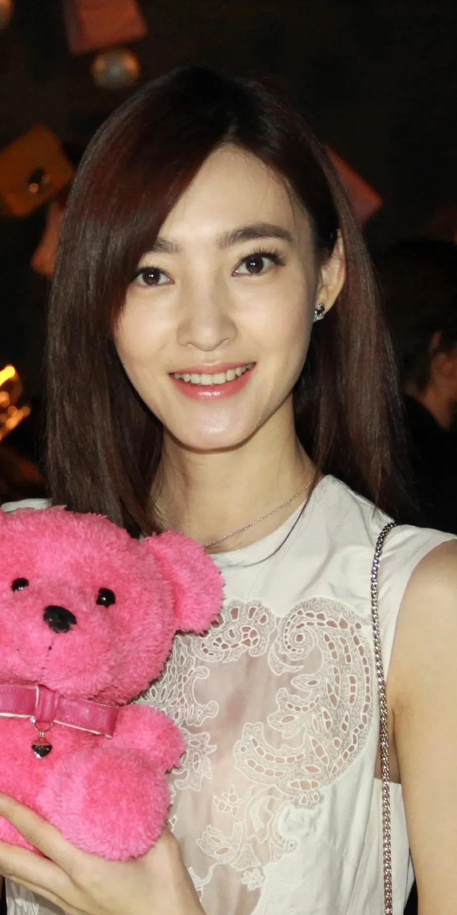 王丽坤生图，她皮肤挺好的，就是五官有点硬朗，女生男相的感觉。#王丽坤#