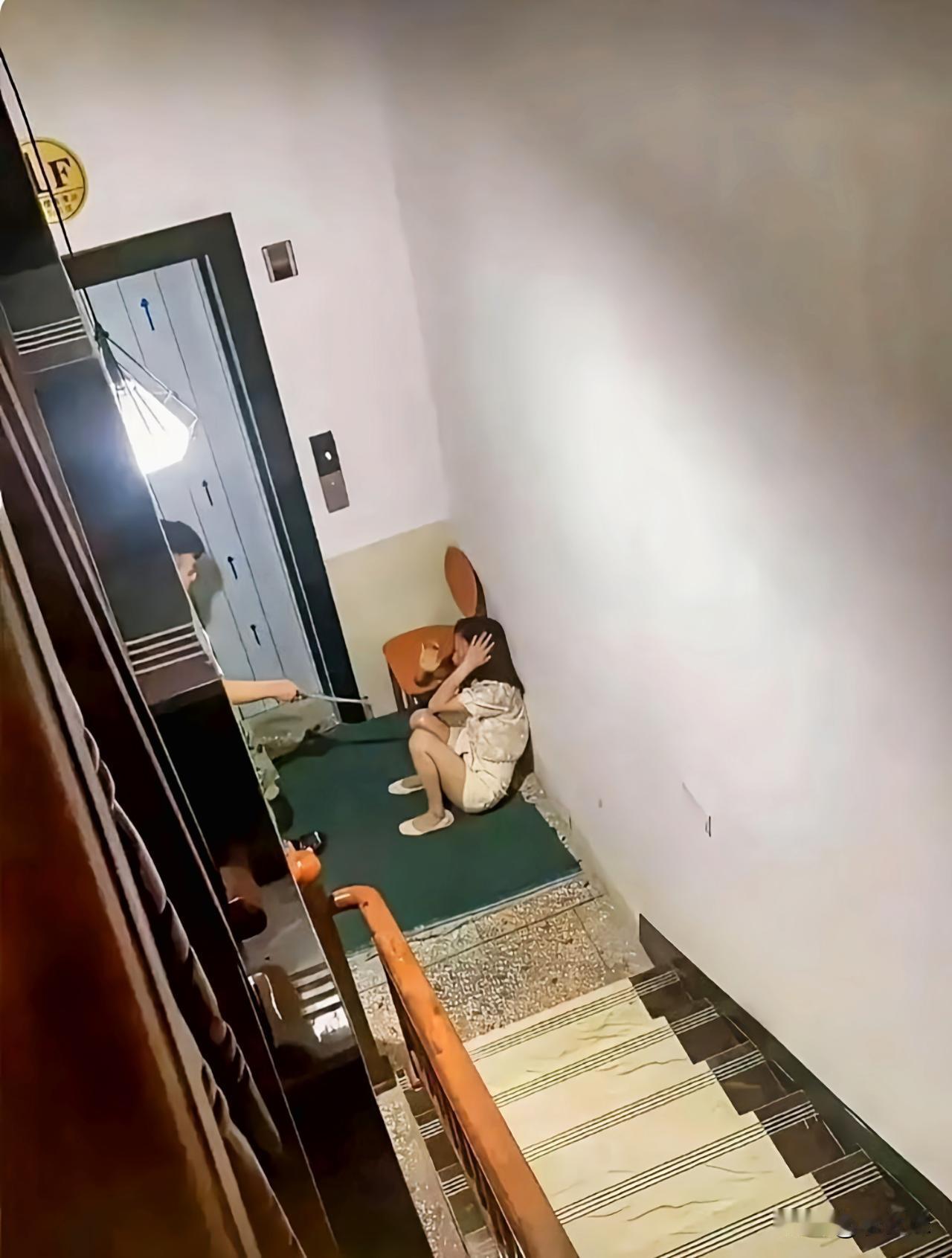 下楼看到这一幕，我该去帮忙吗