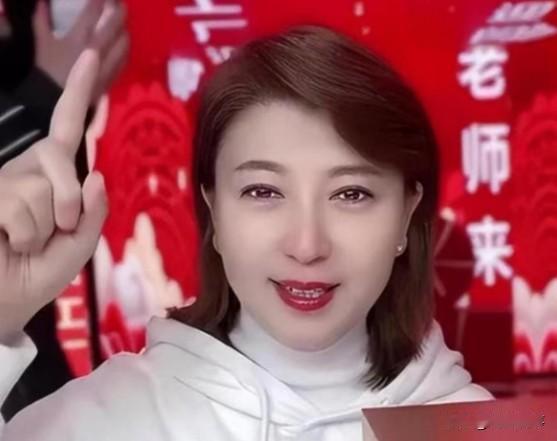 闫学晶是得了便宜卖乖，端碗吃肉放下碗哭穷，一个二人转演员不靠关系不靠提携能走到今