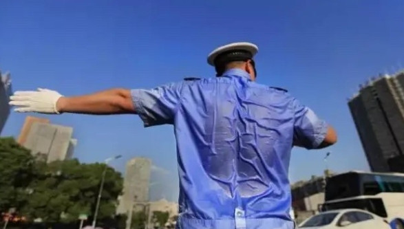 找谁说理去！”广东中山，张先生和朋友在经过红绿灯路口时，按照交警指挥通行，之后却