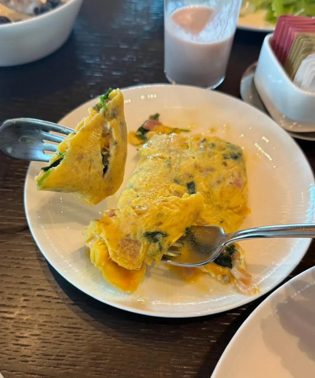 这个鸡蛋卷看起来确实好吃，莎莎连着吃了几天了。今天莎莎端着盘子又出现在煎蛋师傅面