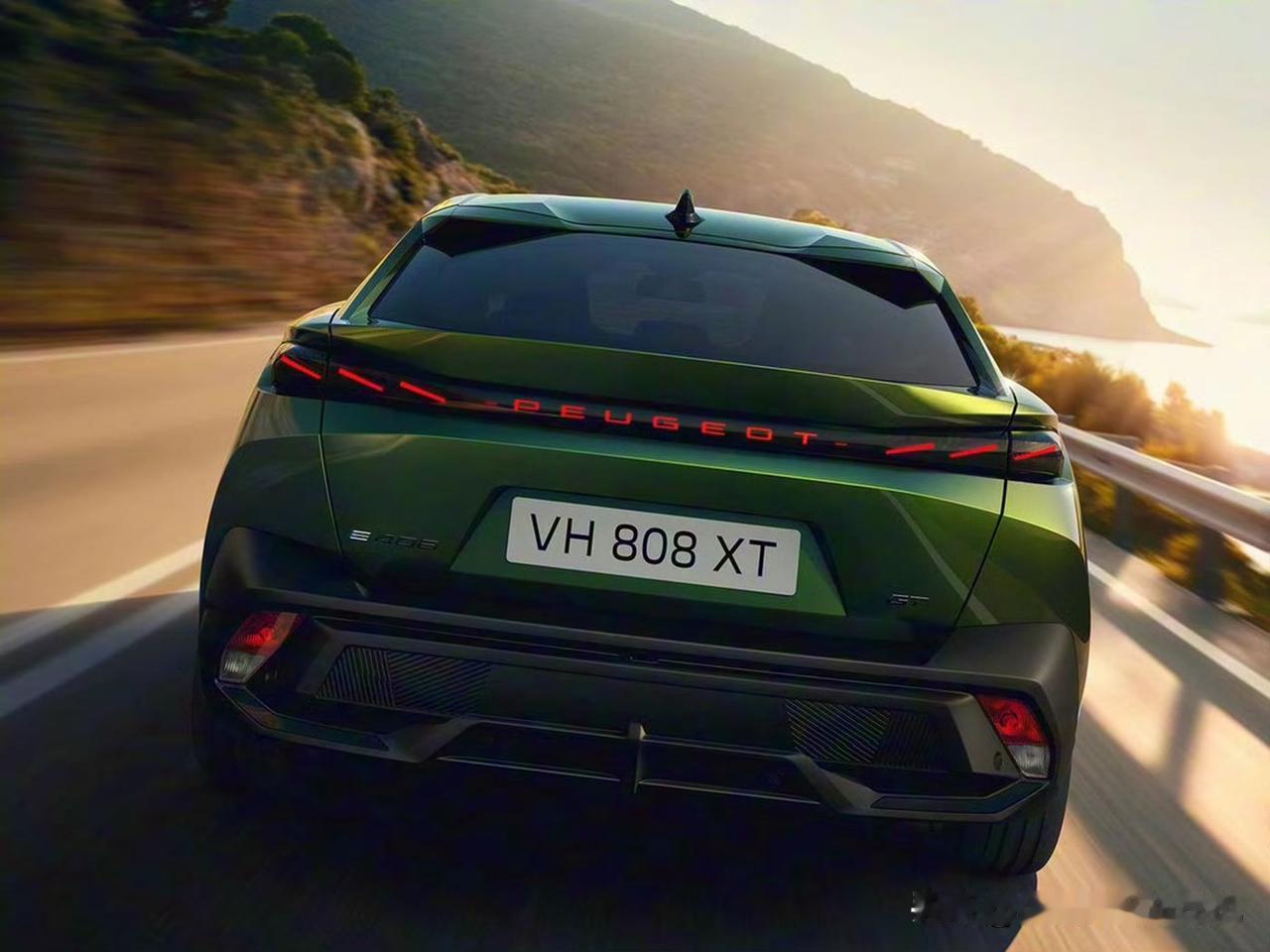 东风标致糊涂啊，这么好的车也不引进。改款标致408（国内名字为标致408X）。