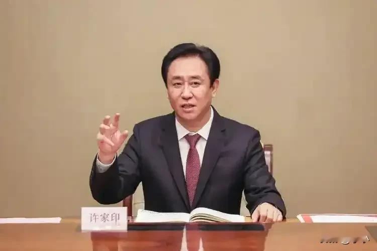 许家印在其中，比他更猛的雷出现了。恒大爆雷规模约2万多亿，而这位直接爆雷10万