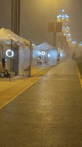 刚大学毕业的小姑娘们，都不去找工作上班，而是半夜在马路边开直播！父母辛辛苦苦培养