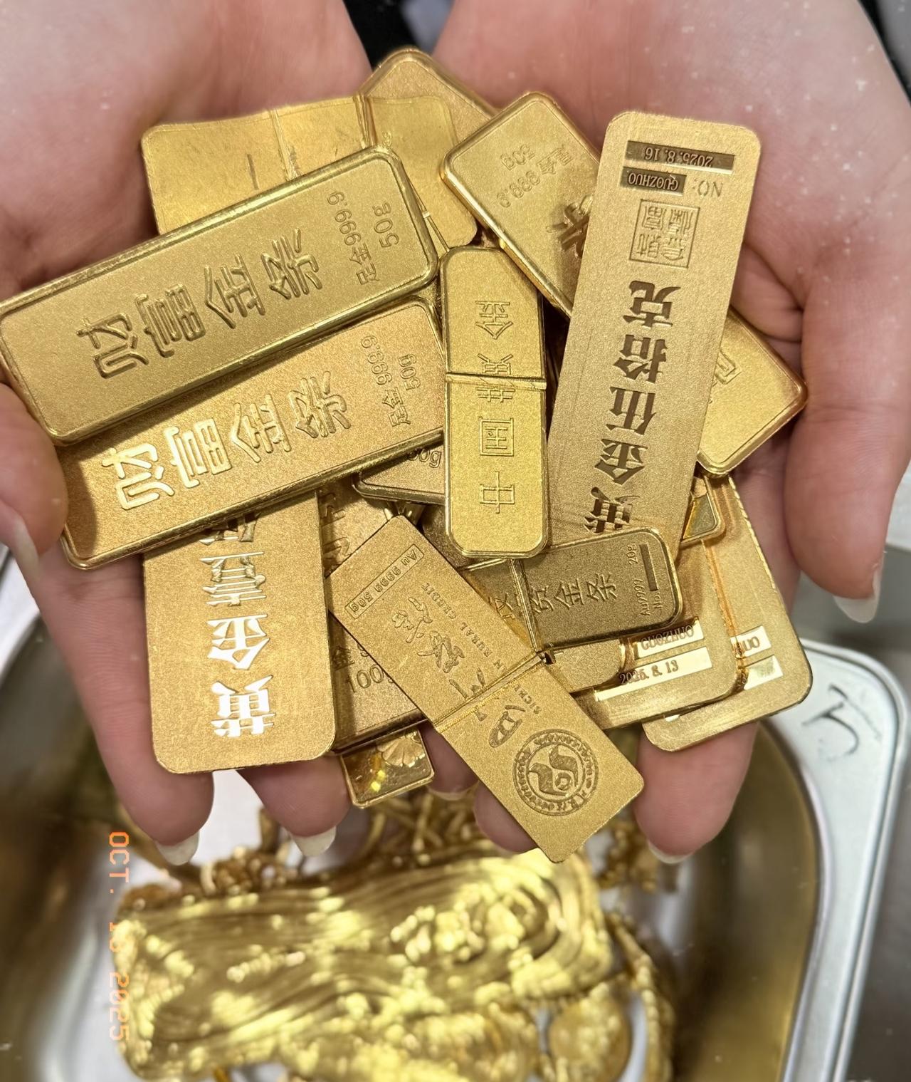 黄金抢风了！现在买黄金都买风了，有钱人买黄金坐等发财，一般老百姓还是