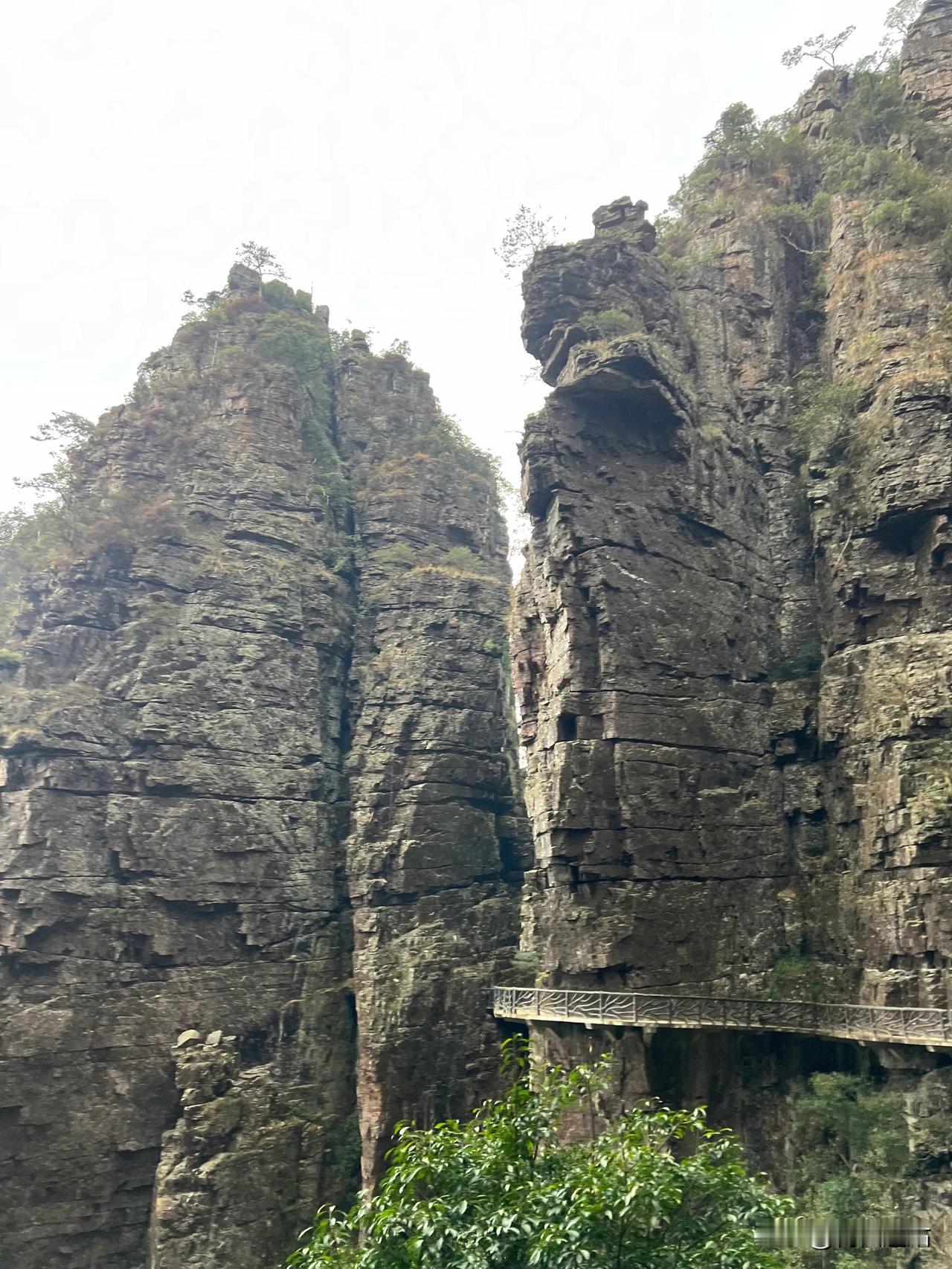 金秀盘王界·一线天盘王界的一线天，即“山外青山”景点……望天一条线，看