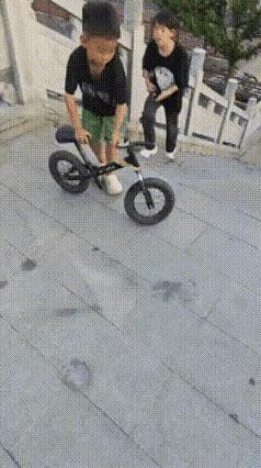小孩子玩的过火了，家长哪里去了？缺乏家教吗？