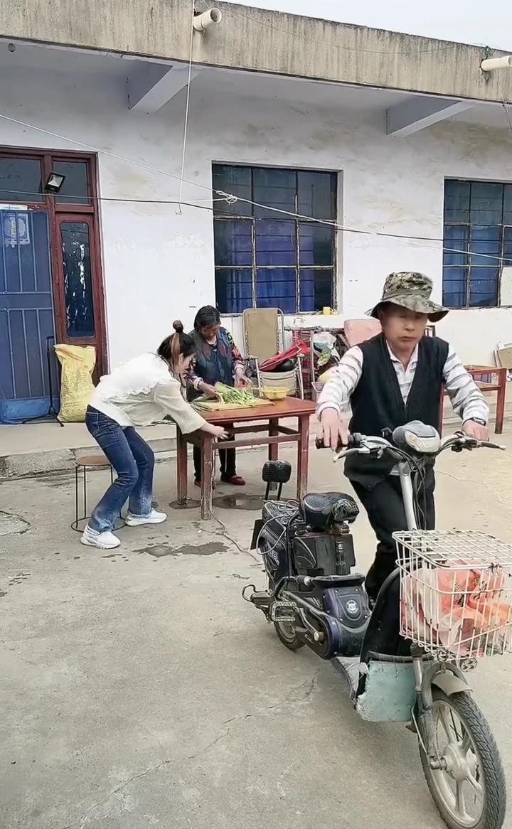 你别笑。