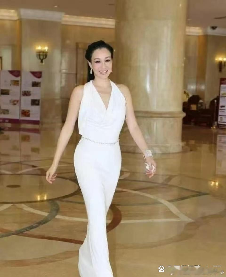 钟丽缇那叫一个美到冒光，50好几了魅力依旧杠杠的