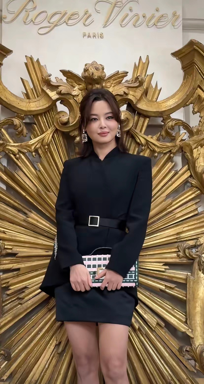 才发现，女明星的膝盖也是黑的，瞬间不焦虑了