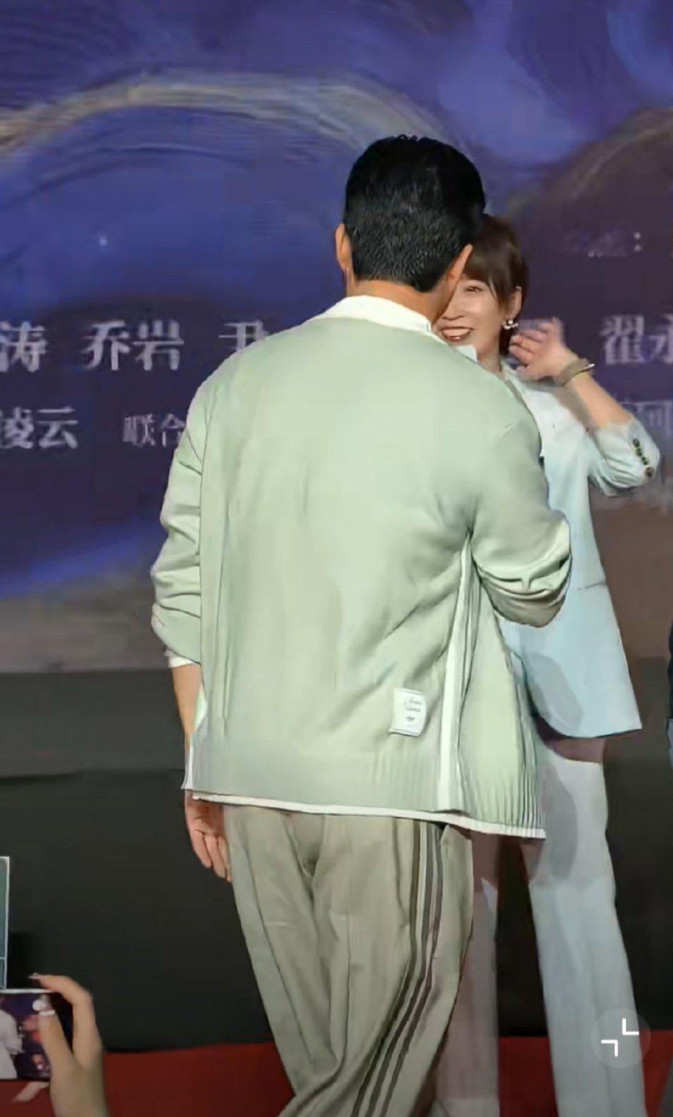 谢楠：欢迎吴京老师来到我们的首映礼现场。吴京：主持人好！谢楠：行了，别贫