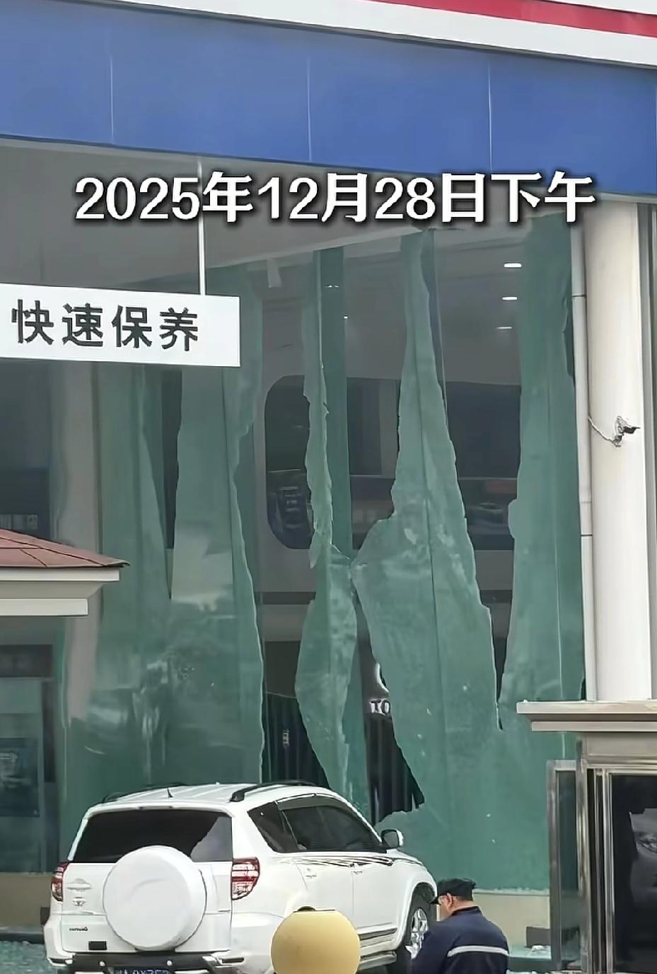 原来成都4S店事件不是因为“定金”，而是因为“配置问题”。店里出了人命，这经销商