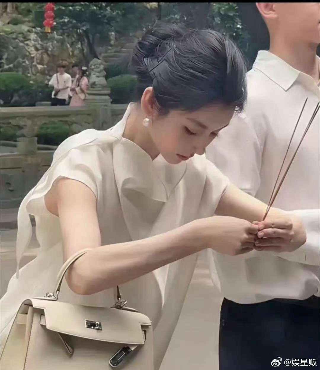 一个包包都几十万了，这么漂亮，还有钱，会有什么烦恼[哭哭]​​​