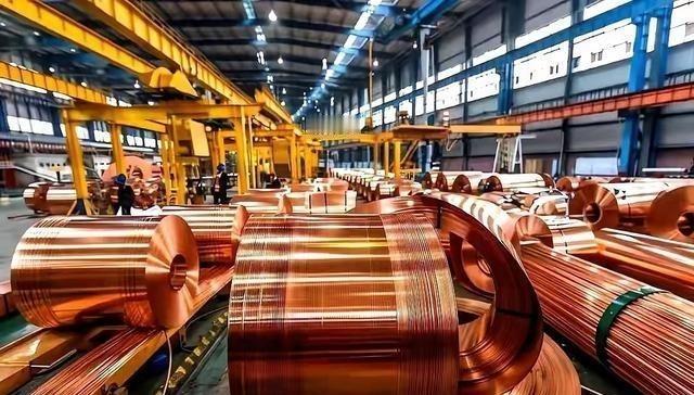 四万多吨铜，曾一夜之间，从亚洲的仓库里“蒸发”了。不是被偷了。是有人打了个招呼，