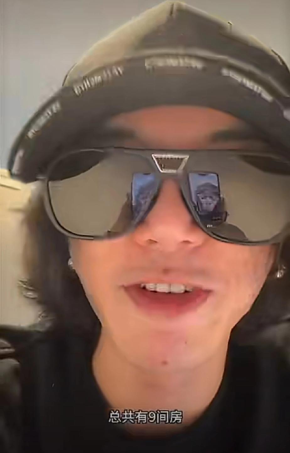 华晨宇直播时告诉大家他在抚仙畔开了一家民宿了，其中有九间房是用歌名命名的房名，而