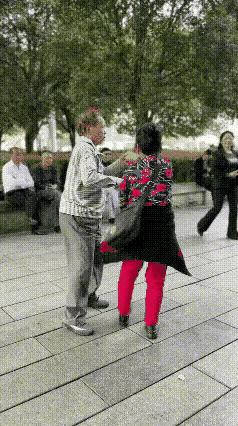 为了逞这点本事干嘛呢？一对大爷大妈在公园里跳起了双人舞，大爷还不断的搂着大妈扭