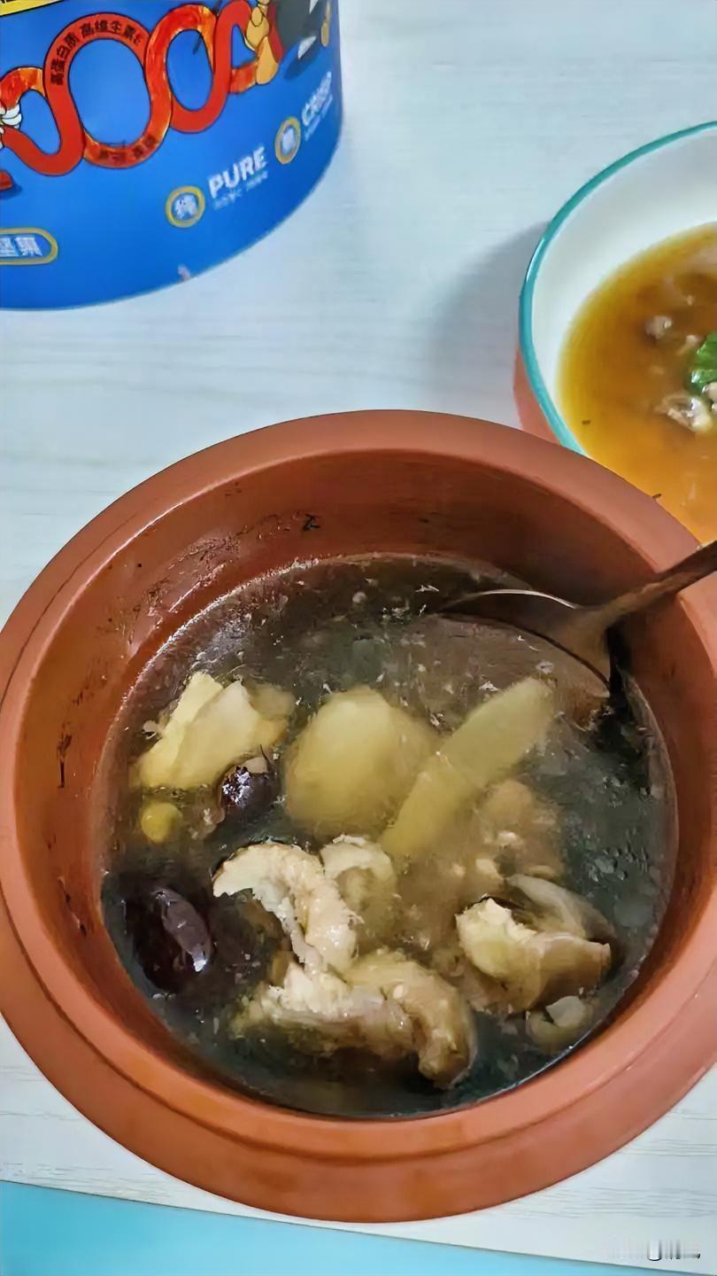 今天一下班就钻进厨房炖了锅汤——紫砂锅咕嘟咕嘟熬出来的就是香，里面丢了块瘦肉、几