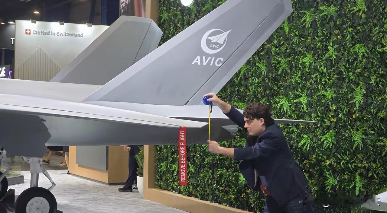 美国军火商拿皮尺量歼-35A，量完嘴还挺硬！近日，新加坡航展上美国