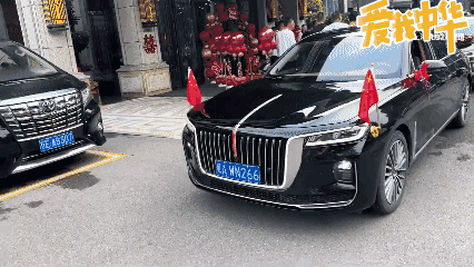 网友出婚车第一次看见吵架的！结婚当天新郎把新娘送上车后，从车尾绕到另外一个座位