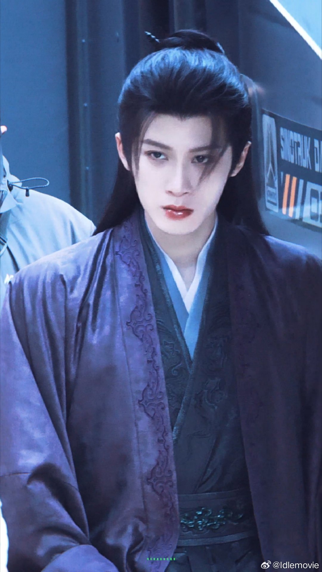 檀健次古人用手机檀健次的紫衣造型着实惊艳，相信大家跟我的观感一样，已经被帅到无以