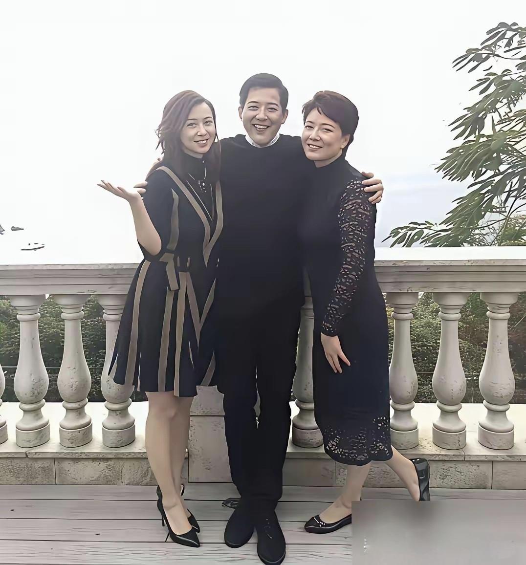 左边是翁虹，中间是秦汉，右边是邬君梅哦～这是电视剧《亲爱的她们》的宣传合影呢?