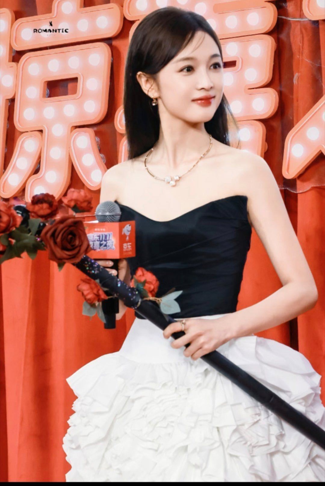 吴宣仪欢迎大家来审判我惊喜之夜红毯1111惊喜之夜年度圈粉发言预定！在红毯上