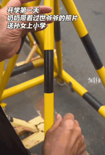 “看哭了！”辽宁沈阳，奶奶送孙女上小学，没想到，当看到孙女走进学校后，奶奶竟然从