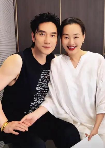 1994年，林依轮甩掉人老珠黄的发妻，转身娶了选美冠军西华，婚后他将600万积蓄
