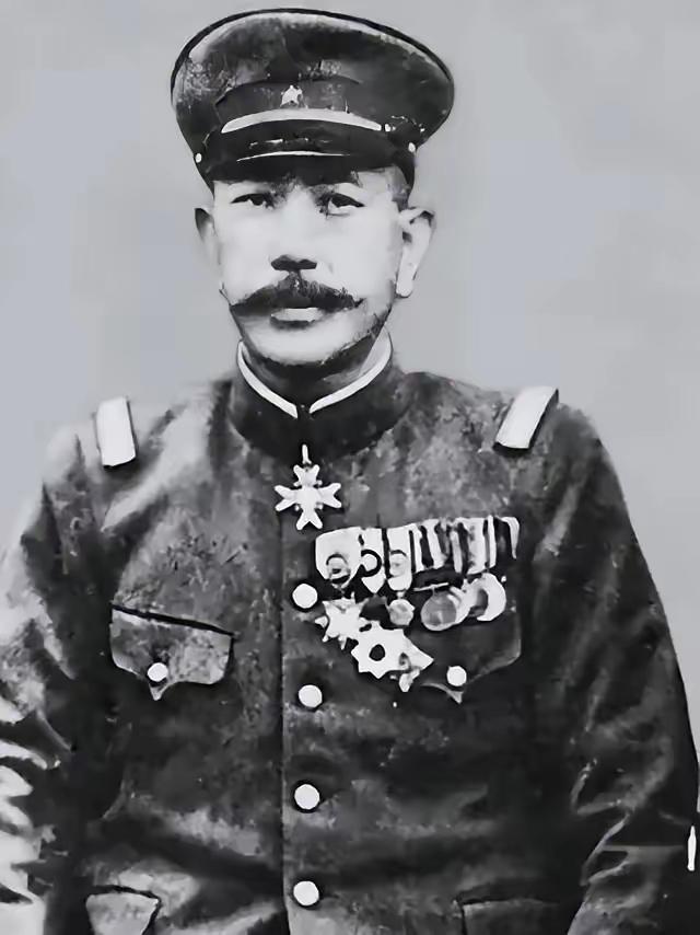 1938年，石井四郎戴着橡胶手套、手持手术刀走向一名被绑在门板上的中国女性。为了