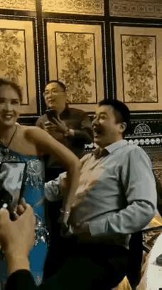 真会玩儿。头一次见有这么喝酒的。你看这男子花一样的笑容，再看这着装和形象，以