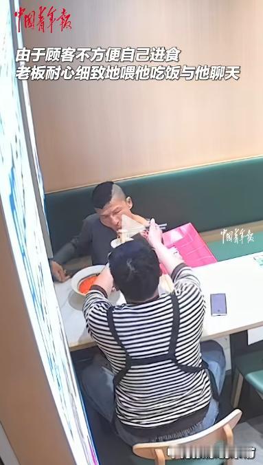 你见过这样的面馆老板吗？顾客点了一碗面却吃不了，他不仅亲自喂饭，还免费续面，临走