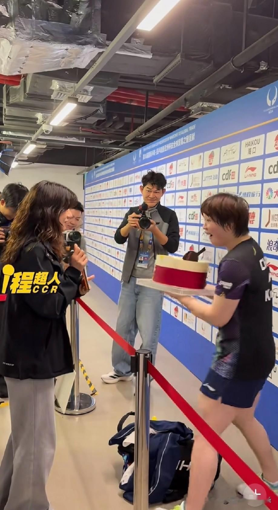 蒯曼生日，下场后，记者就给她捧去了蛋糕。不仅如此，还给她送去偶像的生日祝福。