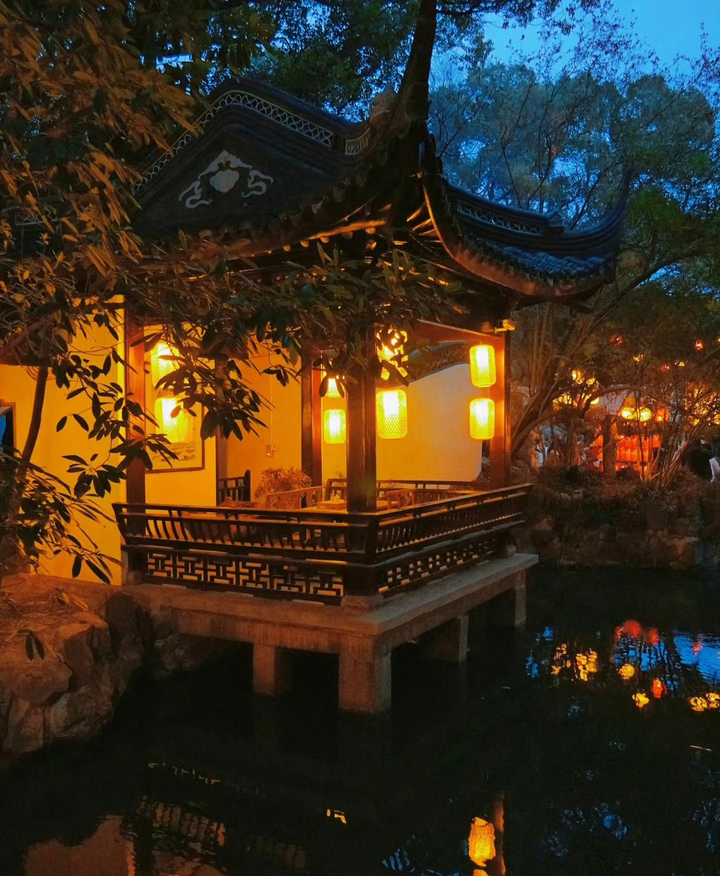 梦入江南烟水路，不与离人遇。