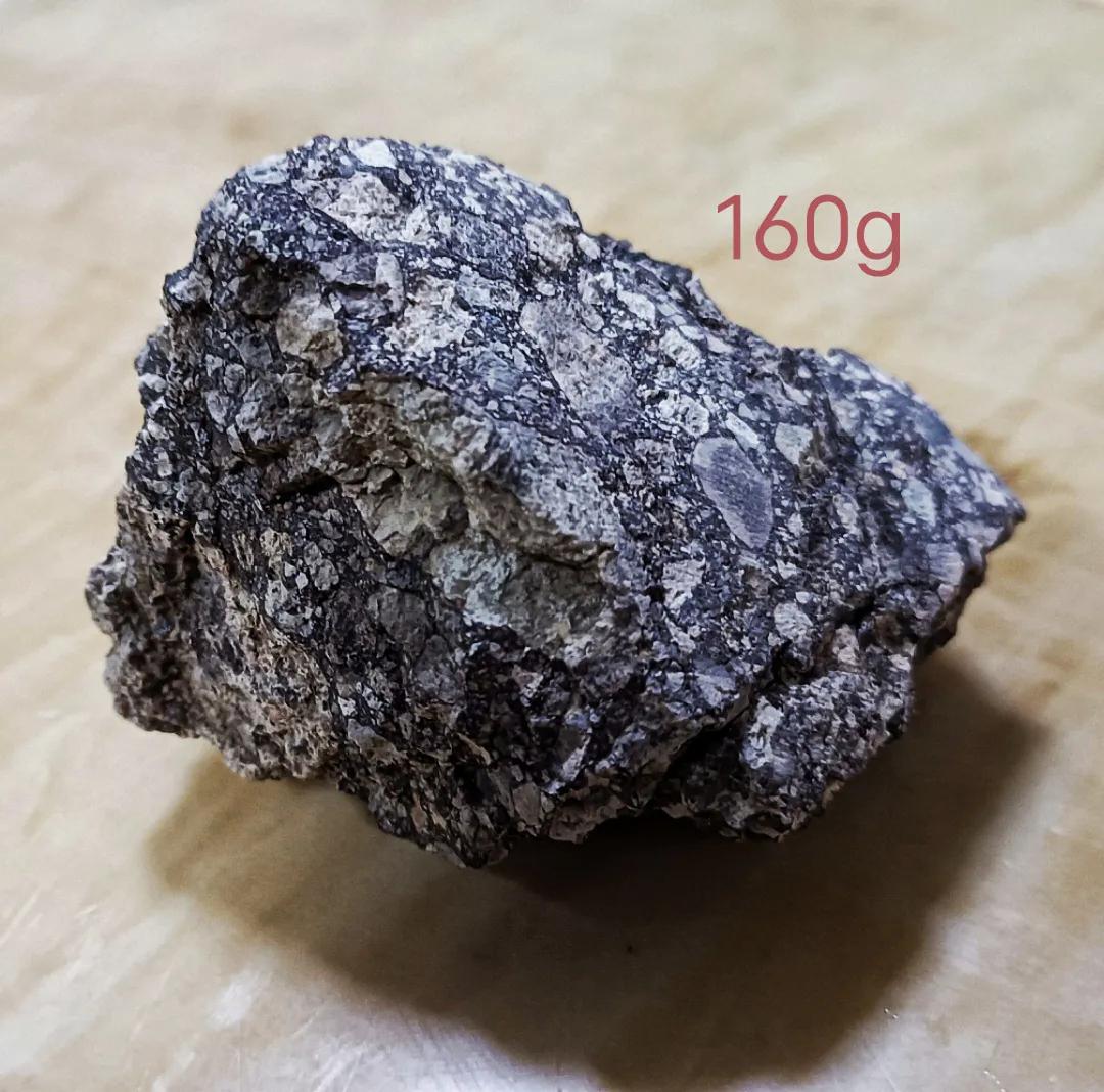 正是:踏破铁鞋无觅处，得来全不废工夫。多漂亮的一块月球陨石，竞然在身边捡到。
