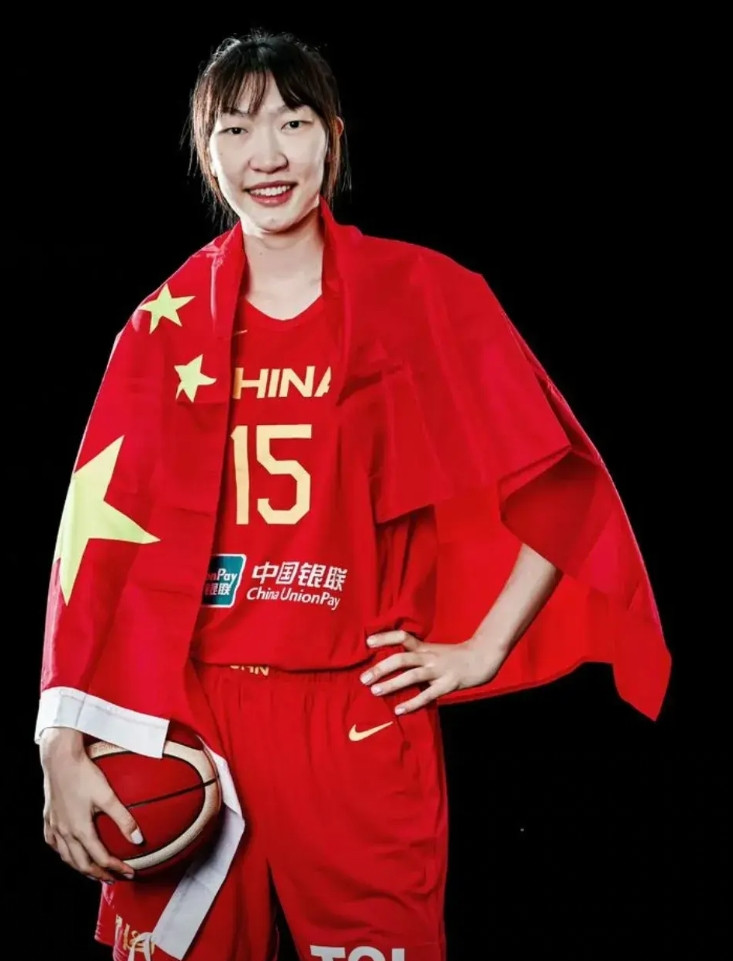 女篮之最1.最牛球员杨力维用二次低级犯规，凭一己之力，送姚主席、郑教练下课！