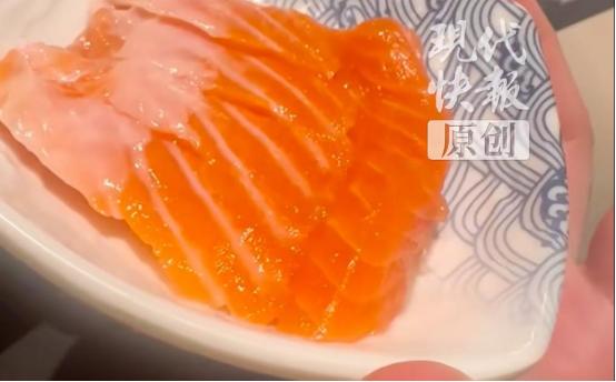 必须严惩！河南一女子花高价吃“三文鱼自助”，第一口就发现毫无脂香，叫来服务员一问