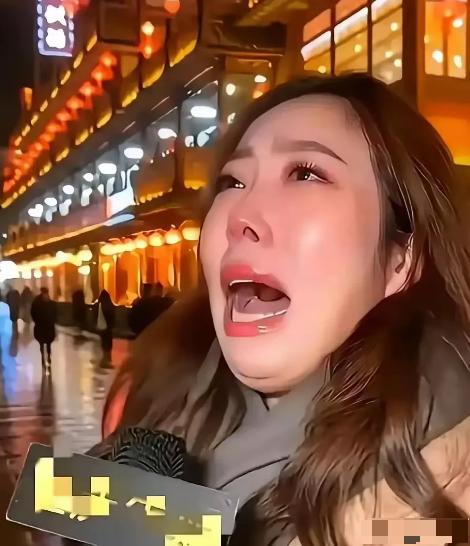 又一个被毒鸡汤坑惨的女人！12月30日，春熙路街头一女子蹲在地上嚎啕大哭，说自己
