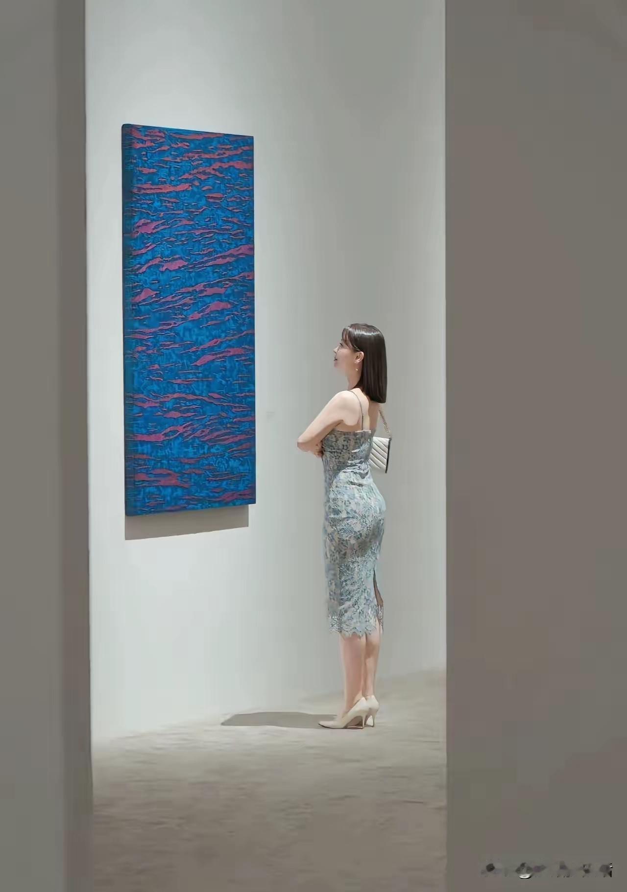 画卷映人影，静观思悠长。