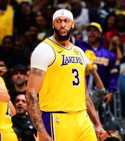 消息源称，2024年休赛期全面开启前，戴维斯及其团队与湖人会面，强调他需要更多支