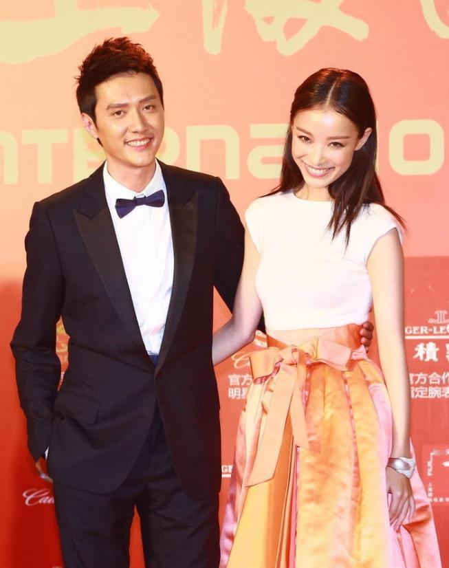 2012年，24岁的倪妮爱上了34岁的冯绍峰，两人同居3年，倪妮努力