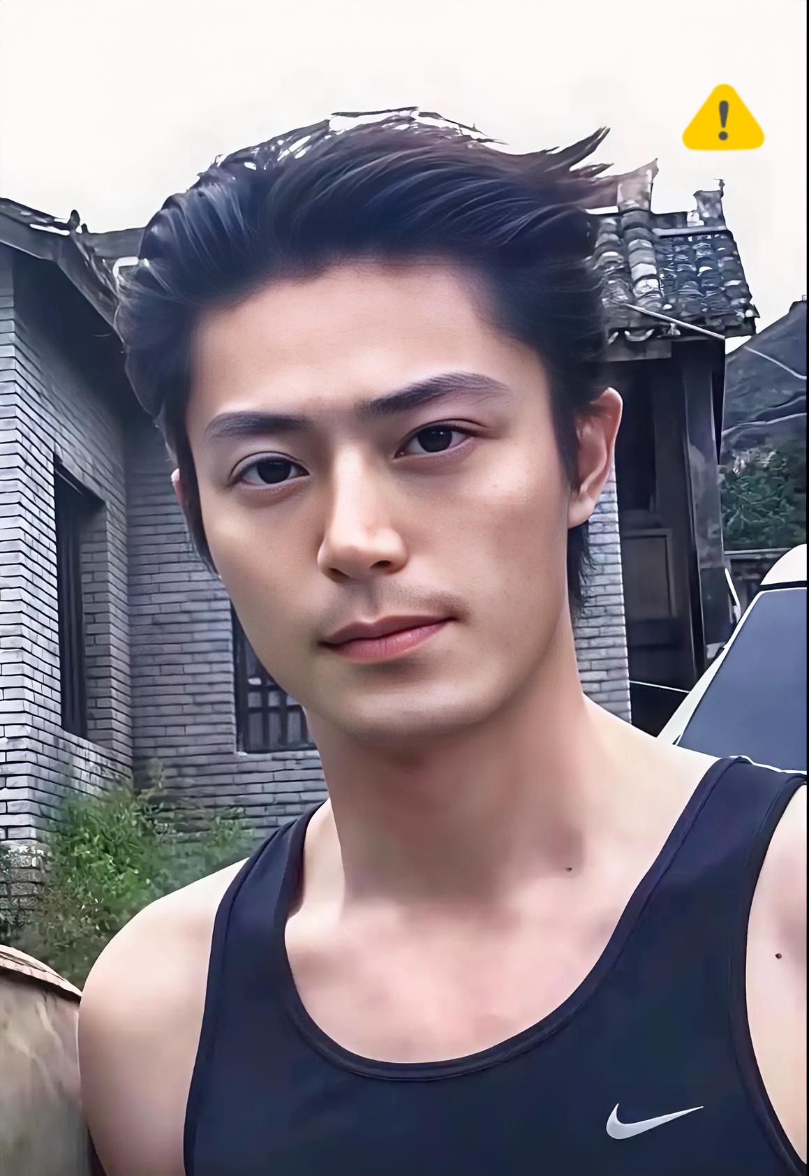 林心如说大家只知道我老公霍建华是个帅哥，却不知道在现实中他是这样的。他哪有