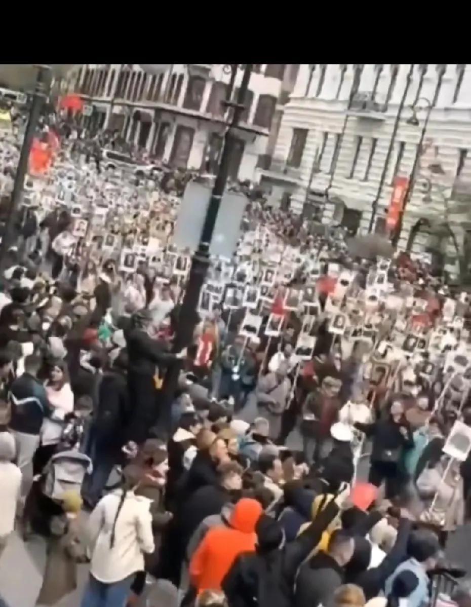 俄罗斯也爆发游行了！很多民众走向街头开始反战了！声势浩大，看来