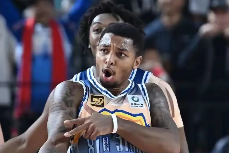 当初新疆队放弃皮特森与黑根斯，现在被啪啪打脸，皮特森现在每场得分，比现在这两个加