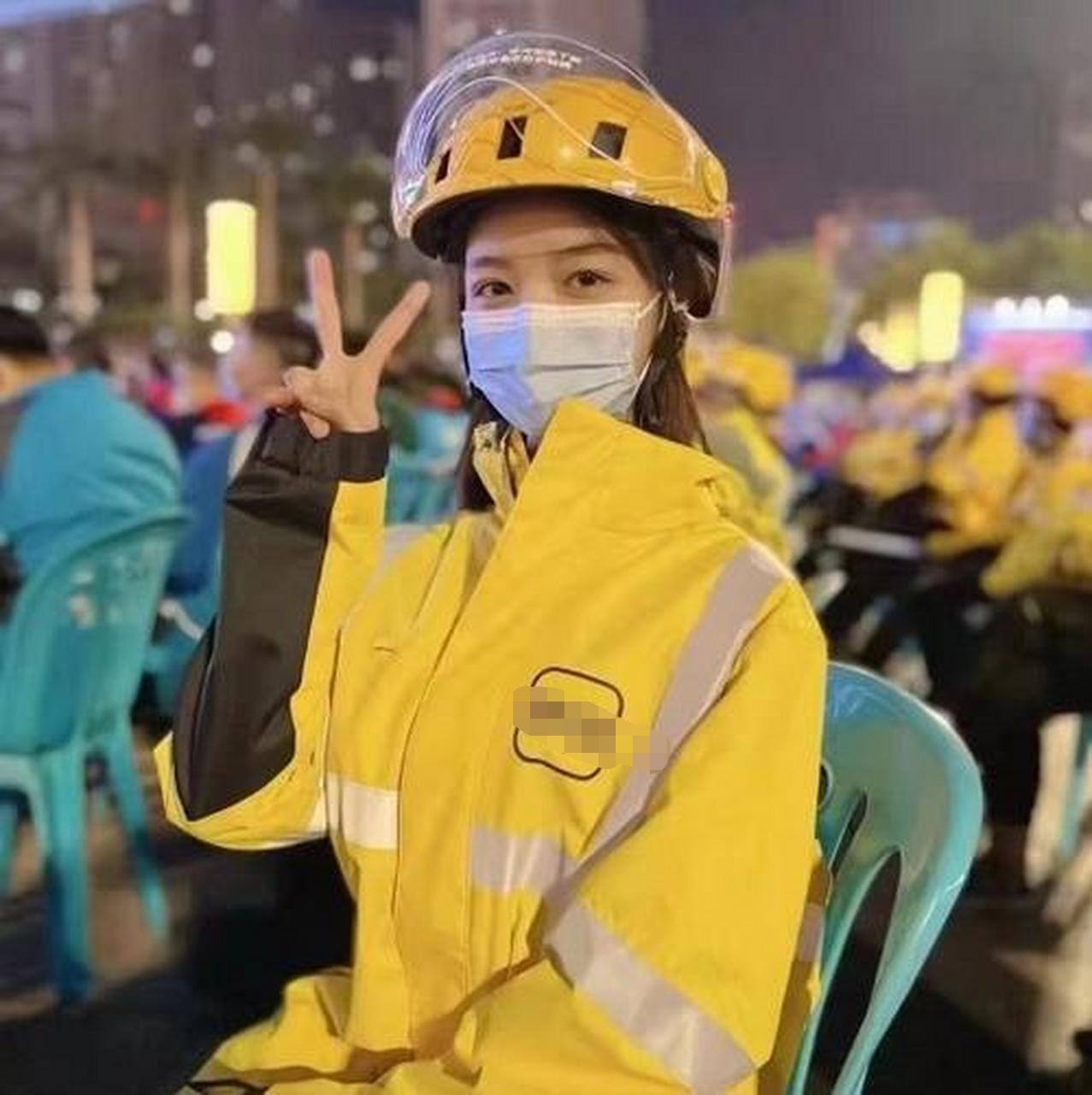 “00后又出幺蛾子了！”上海，女子是00后女骑手，她给一20多岁男顾客送餐，对方