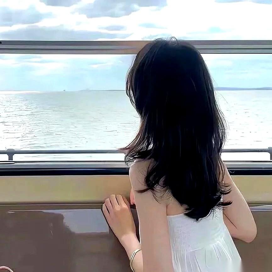 有些女人，分一次手就像扒层皮。但真有这么一种女人，分手后，男人不仅没盼到她哭哭